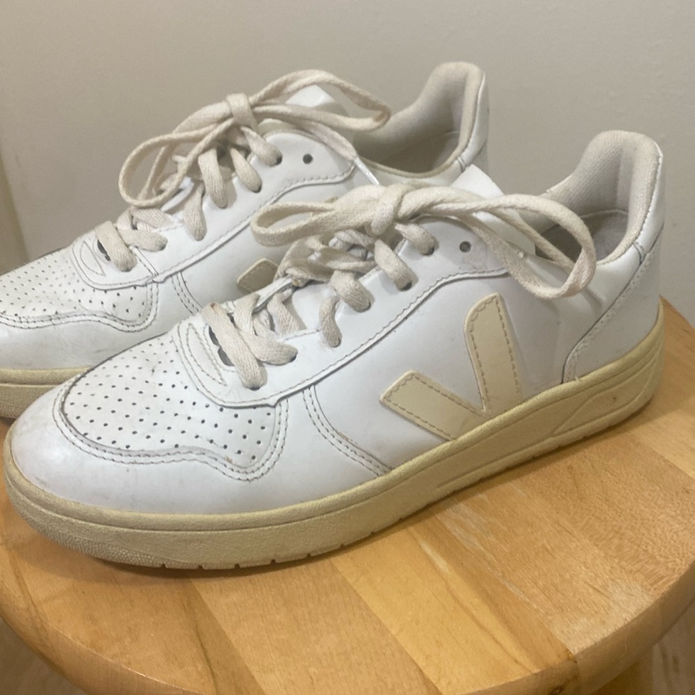 Veja tennis shoe